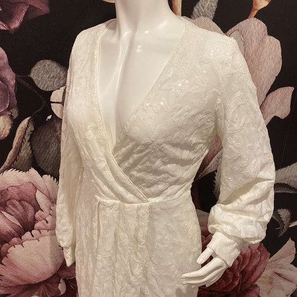 Beautiful White Dress with Slit ( will need a dry clean ) - Picture 3 of 16